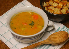 Zimní polévka z mrkve a červené čočky