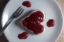 Varianta se zakysanou smetanou a rozvarem z ovoce (jahody, maliny, černý rybíz, višně)...třeba jako romantická snídaně pro manžela :-)