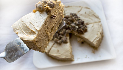 Arašídový cheesecake s karamelovými pekany