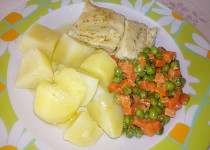 Dušené  rybí filé s mrkví a hráškem