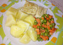 Dušené  rybí filé s mrkví a hráškem
