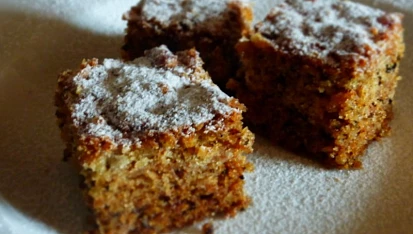 Jablkové řezy s ořechy a rozinkami