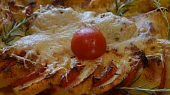 Kuřecí řízečky zapečené s rajčaty a bramborami