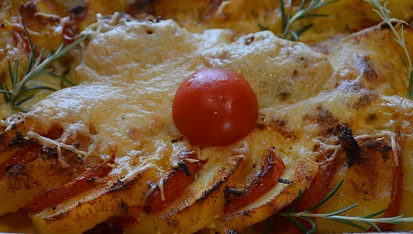 Kuřecí řízečky zapečené s rajčaty a bramborami