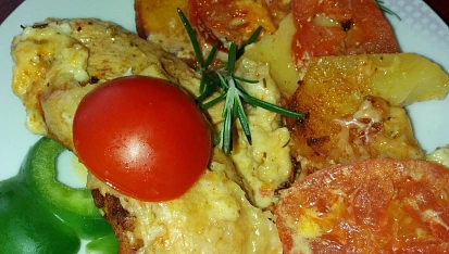 Kuřecí řízečky zapečené s rajčaty a bramborami