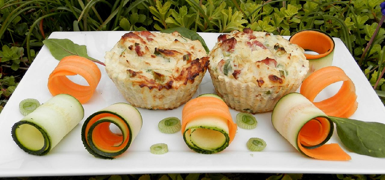Květákové muffiny s uzeným masem a sýrem