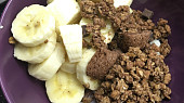 Snídaně z tvarohu, banánů, müsli a lískooříškového krému
