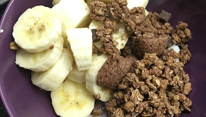 Snídaně z tvarohu, banánů, müsli a lískooříškového krému