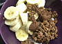 Snídaně z tvarohu, banánů, müsli a lískooříškového krému