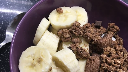 Snídaně z tvarohu, banánů, müsli a lískooříškového krému