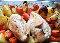 Pečená kuřecí prsa s bramborem a mrkví z jednoho pekáčku (bez tuku)