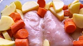 Pečená kuřecí prsa s bramborem a mrkví z jednoho pekáčku (bez tuku), Pečená kuřecí prsa s bramborem a mrkví z jednoho pekáčku (bez tuku)
