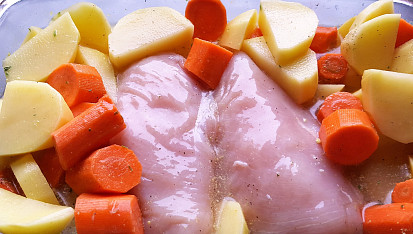 Pečená kuřecí prsa s bramborem a mrkví z jednoho pekáčku (bez tuku), Pečená kuřecí prsa s bramborem a mrkví z jednoho pekáčku (bez tuku)