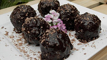 Piškotové kakaové koule v čokoládě