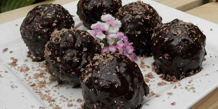 Piškotové kakaové koule v čokoládě