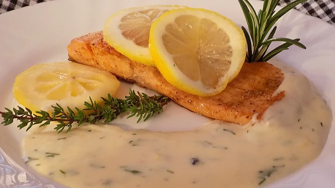Pstruh lososovitý s citronovou omáčkou