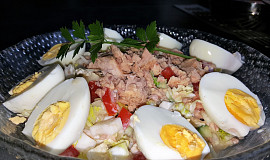 Salát s tuňákem, jogurtem a vejcem