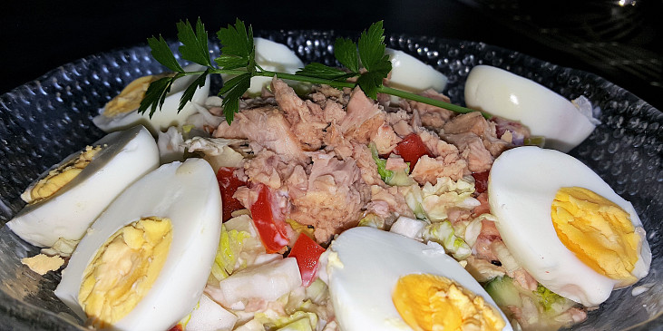 Salát s tuňákem, jogurtem a vejcem