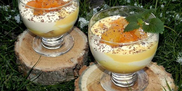 Šlehačkový pohár s vaječným koňakem a broskvemi (Šlehačkový pohár s vaječným koňakem a broskvemi)