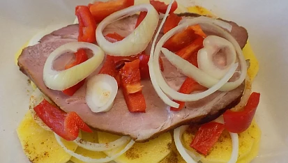 Uzená krkovice pečená s bramborami v papilotě