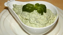 Bazalková pomazánka s uzeným tofu