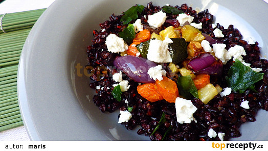 Černá rýže s pečenou zeleninou a kozím sýrem