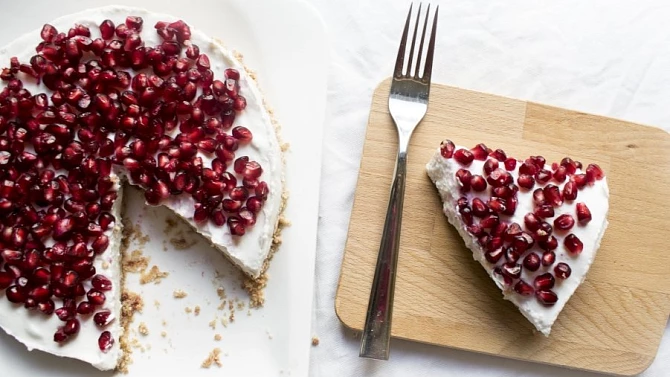 Cheesecake s granátovým jablkem
