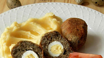 Houbová skotská vejce s křepelčími vajíčky