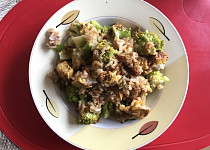 Jasmínová rýže s kuřecím masem a brokolicí
