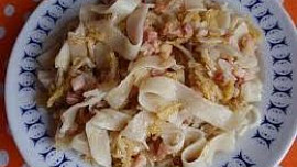 Kapusta s uzeným masem a těstovinami