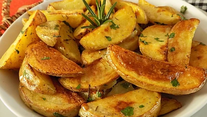 Máslové brambory s pečeným česnekem