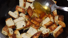 Medové tofu s polníčkem