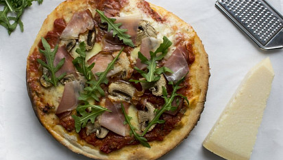 Pizza s parmskou šunkou a žampiony