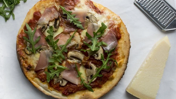 Pizza s parmskou šunkou a žampiony