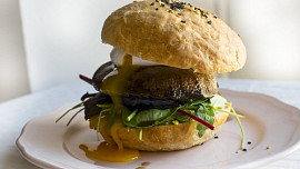 Portobello burger se ztraceným vejcem a avokádem