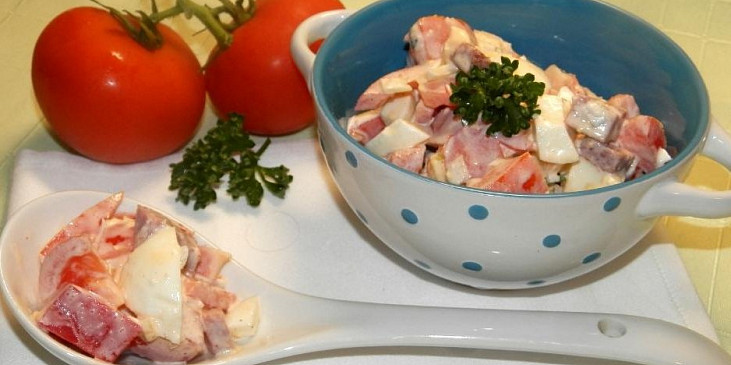 Rajčatový salát s vejci a sýrem (Rajčatový salát s vejci a sýrem)