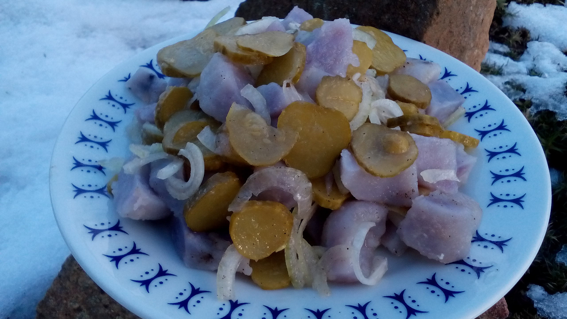Rychlý salát z fialových brambor