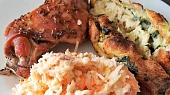 Salát Coleslaw (bez tuku), Pečená králičí stehna se salátem Coleslaw a špenátovou nádivkou