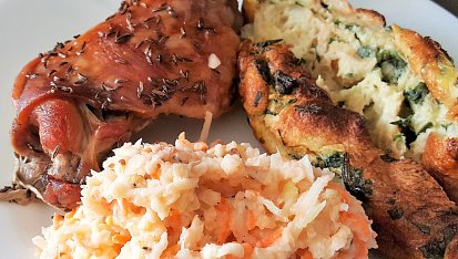Salát Coleslaw (bez tuku), Pečená králičí stehna se salátem Coleslaw a špenátovou nádivkou