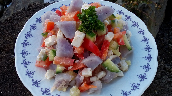 Salát z fialových brambor se zeleninou a bílým sýrem