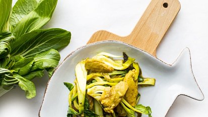 Teplý kuřecí salát s pak choi