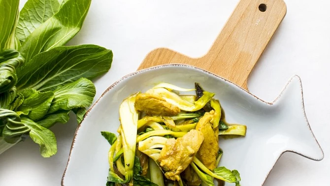 Teplý kuřecí salát s pak choi