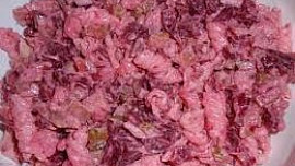 Těstovinový salát s červenou řepou a kuřecím masem