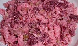 Těstovinový salát s červenou řepou a kuřecím masem