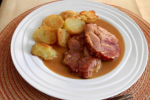 Uzené maso pečené na česneku a zelenině