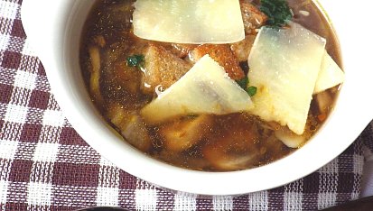 Cibulačka se žampiony, krutonky a parmezánem