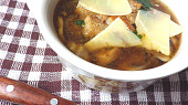Cibulačka se žampiony, krutonky a parmezánem