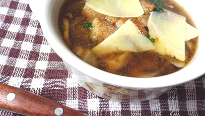 Cibulačka se žampiony, krutonky a parmezánem