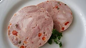 Domácí drůbeží šunka se zeleným pepřem a kapií