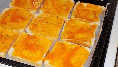 Fofr pizza z toustového chleba, Potřeme vaječno - kečupovou směsí